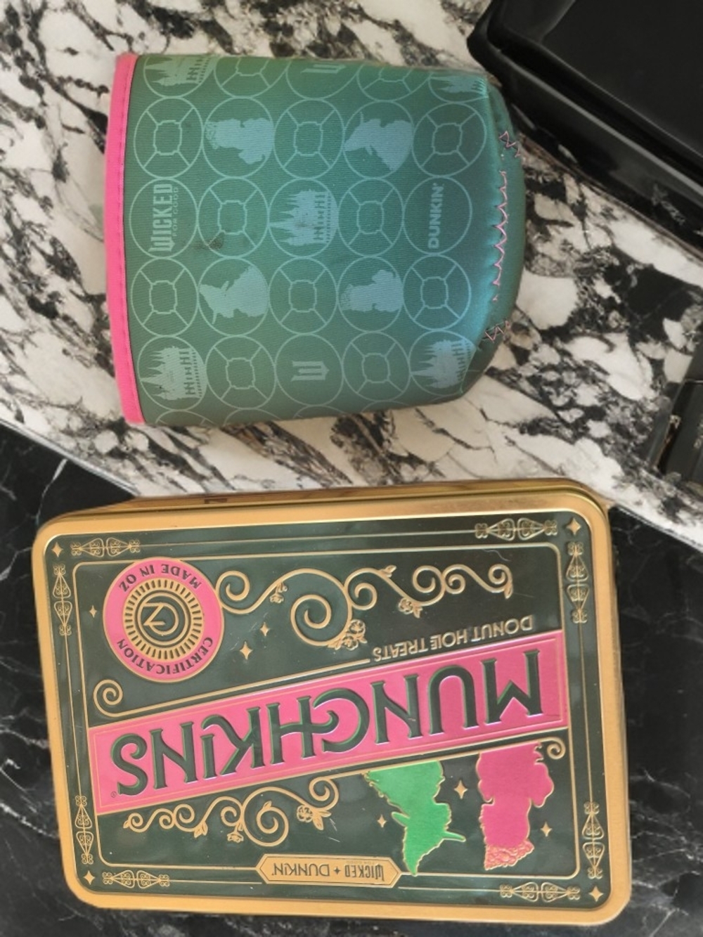 Munchkins Donut Hole Treats Tin - Green & Pink